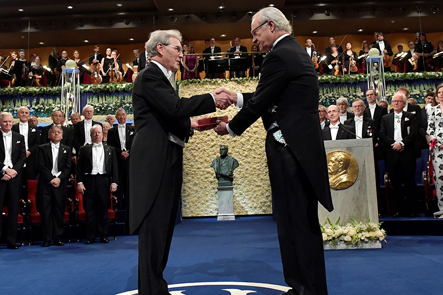 Король Швеции вручает награду обладателю Нобелевской премии по химии Ричарду Хендерсону
