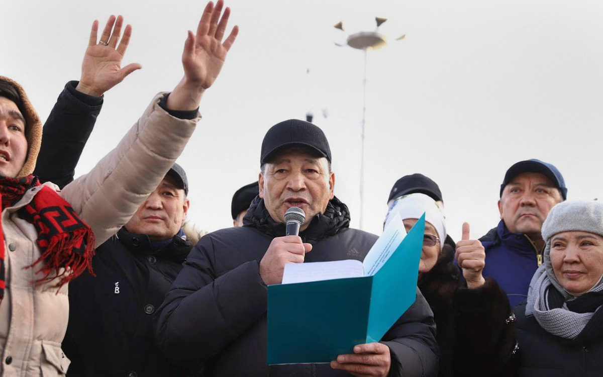 Казахстанский вице-премьер вышел к протестующим из-за цен на газ"/>













