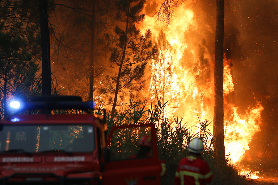 Пожар в городе Орен бушует уже неделю. По данным R&aacute;dio e Televis&atilde;o de Portugal, в тушении пожара&nbsp;задействованы&nbsp;более 400 пожарных при поддержке техники и вертолетов.