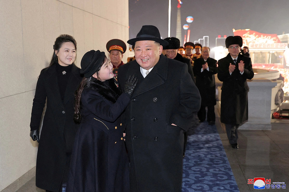 Ким Чен Ын вместе с женой и дочерью на военном параде в честь 75-летия Корейской народной армии (КНА) на площади имени Ким Ир Сена в центре Пхеньяна