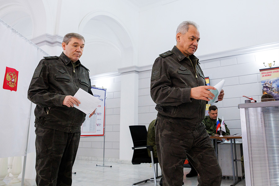 Министр обороны&nbsp;Сергей Шойгу и начальник Генерального штаба ВС РФ&nbsp;Валерий Герасимов (справа налево) на избирательном участке в Южном военном округе.