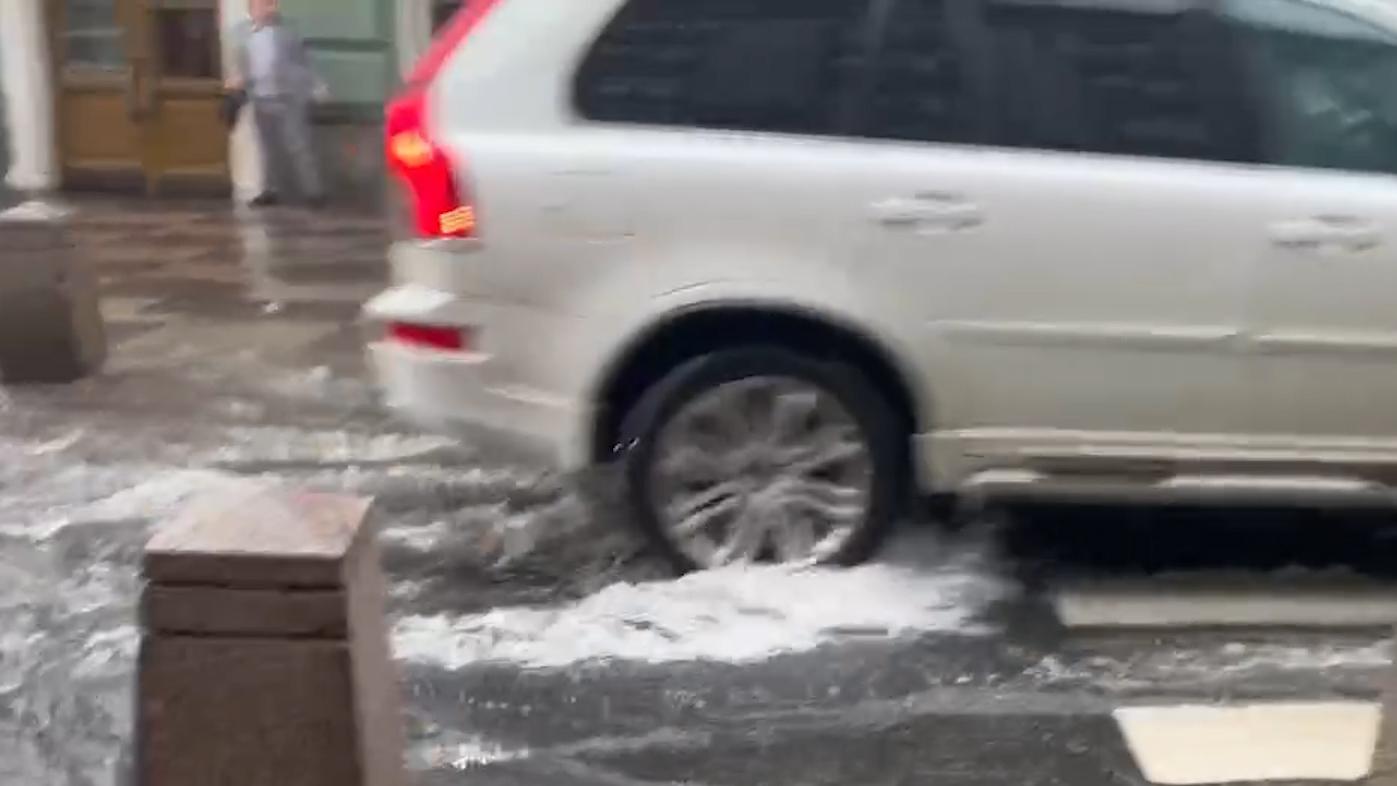 Вода льется отовсюду. Как на Москву обрушился ливень с грозой. Видео