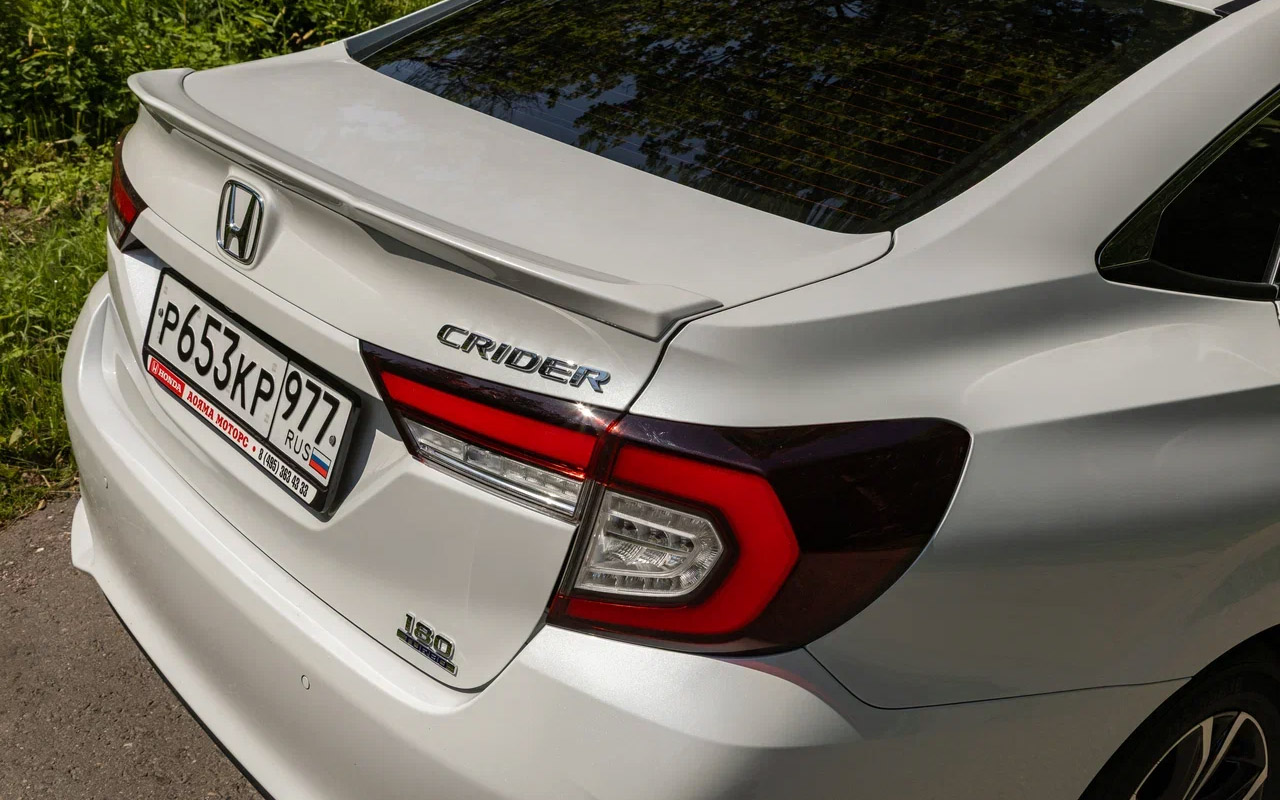 Часть задней оптики у Honda Crider перенесли на крышку багажника. Цифра 180 далека от реальной мощности и никоим образом с ней не связана