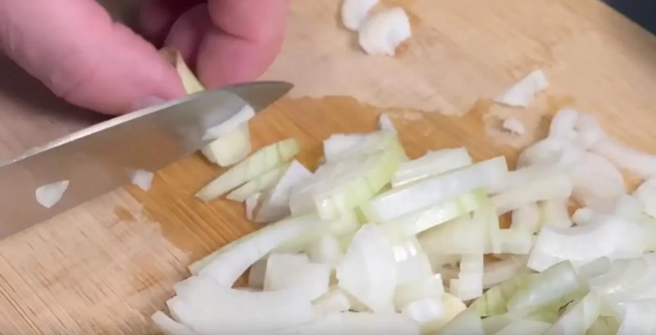 Нарежьте лук полукольцами