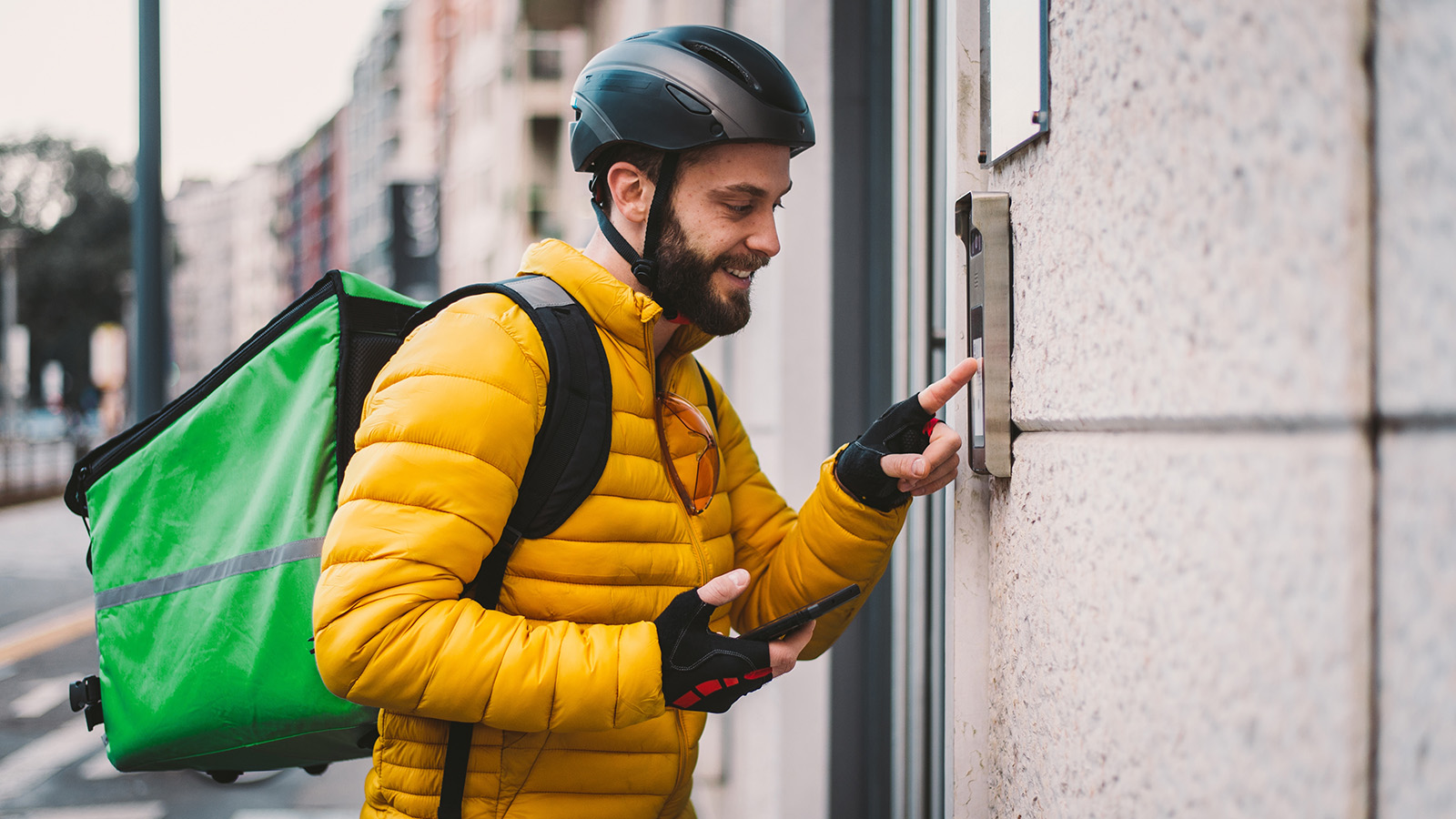В профессиональный праздник курьеров поздравляют коллеги и работодатели, некоторые компании организуют небольшие корпоративные мероприятия и дарят сотрудникам бонусы