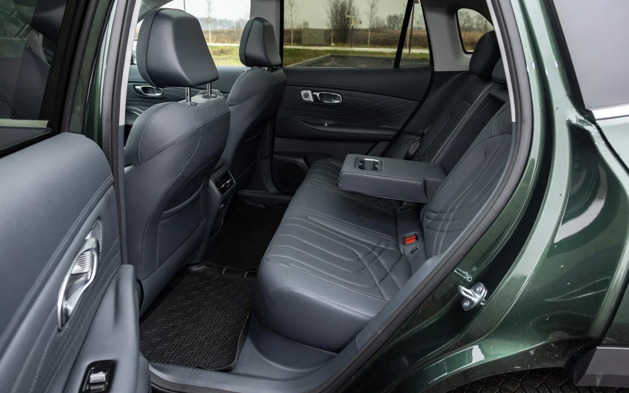 Откидной подлокотник на втором ряду Geely EX5 EM-i — без изысков