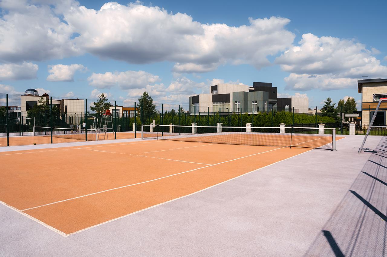 Теннисный корт в элитном поселке «березки River Village»