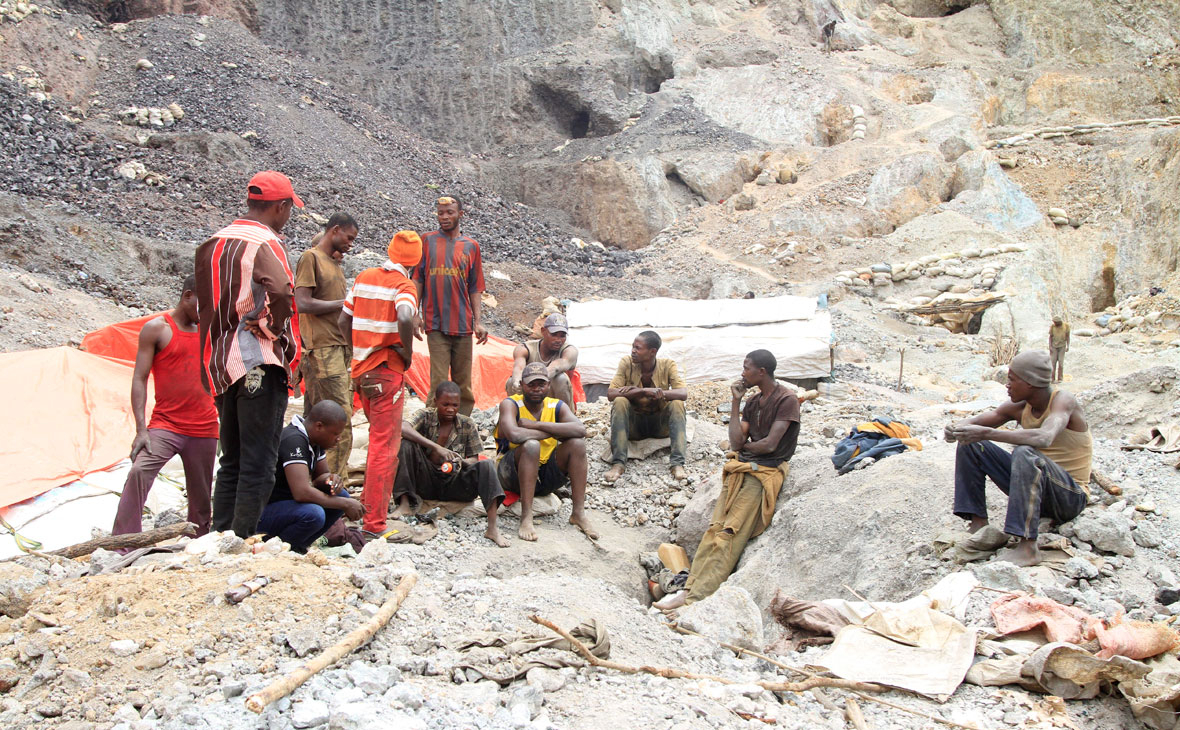 Горняки на территории кобальтовой шахты в Тулвизембе, Демократическая Республика Конго