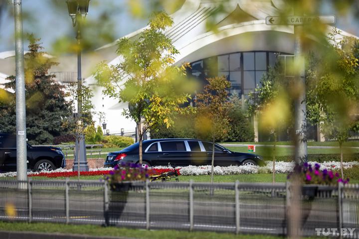 Автомобиль Александра Лукашенко на пути к Дворцу независимости в центре Минска