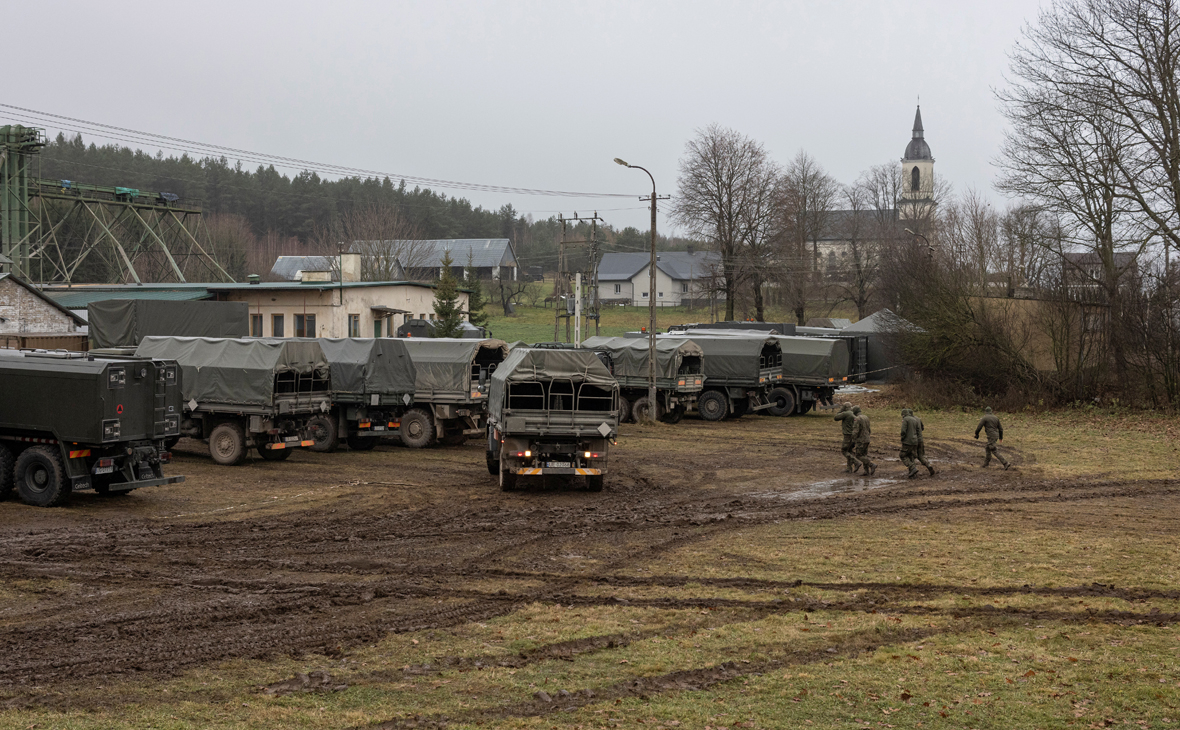 Польские солдаты во временном лагере&nbsp;на границе с&nbsp;Белоруссией