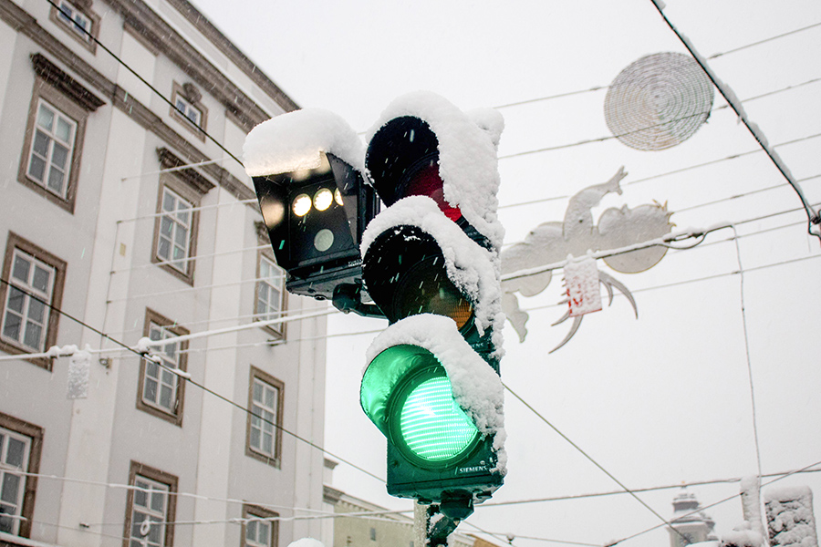 Город Линц, Австрия, 2 декабря

В Австрии из-за снегопада в округе Мурталь без электричества осталось около 20 тыс. домовладений, отмечало Kleine Zeitung. В регионе были перекрыты некоторые дороги, наблюдались проблемы в движении железнодорожного транспорта.