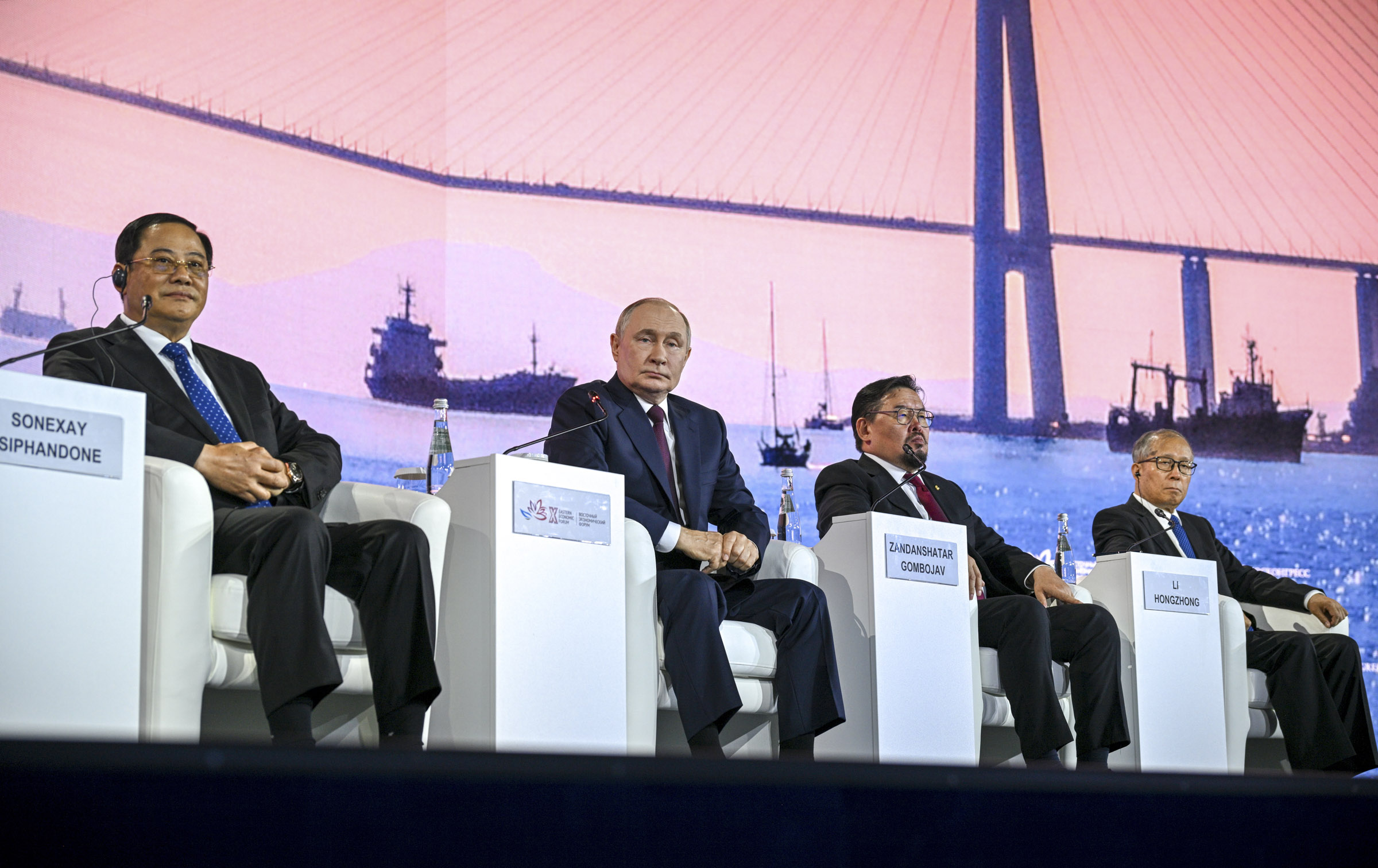 Вместе с ним в пленарной сессии приняли участие иностранные гости: премьер-министр Лаоса Сонсай Сипхандон, премьер-министр Монголии Гомбожавын Занданшатар и член политбюро ЦК КПК, заместитель председателя постоянного комитета Всекитайского собрания народных представителей Ли Хунчжун.

Накануне Путин провел с каждым из них отдельную встречу.