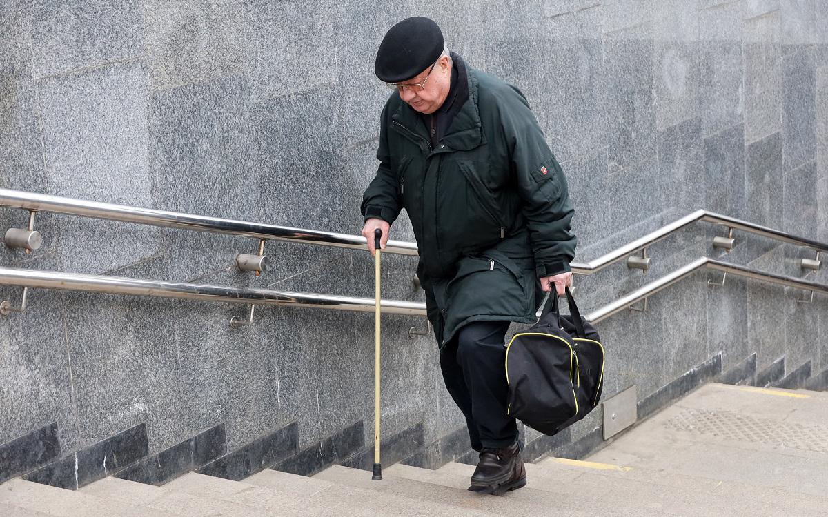 Льготный стаж &mdash; это разговорный термин, так называют суммарную продолжительность трудовой деятельности, которая отличается от обычного трудового стажа