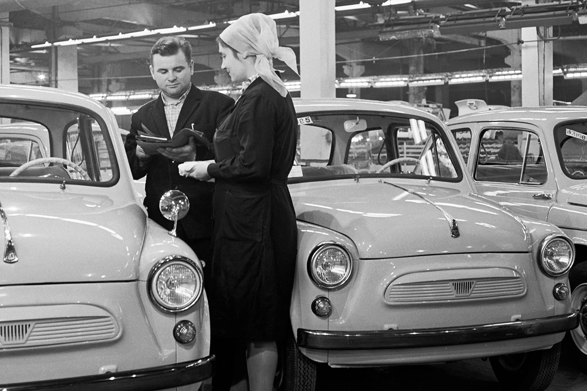 Новые автомобили ЗАЗ-965 на стоянке завода, 1965 год
