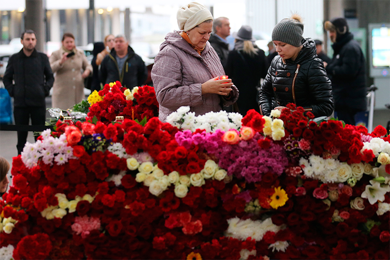 Жители Санкт-Петербурга возлагают цветы у входа в&nbsp;аэропорт Пулково в&nbsp;память о&nbsp;жертвах авиакатастрофы российского авиалайнера в&nbsp;Египте