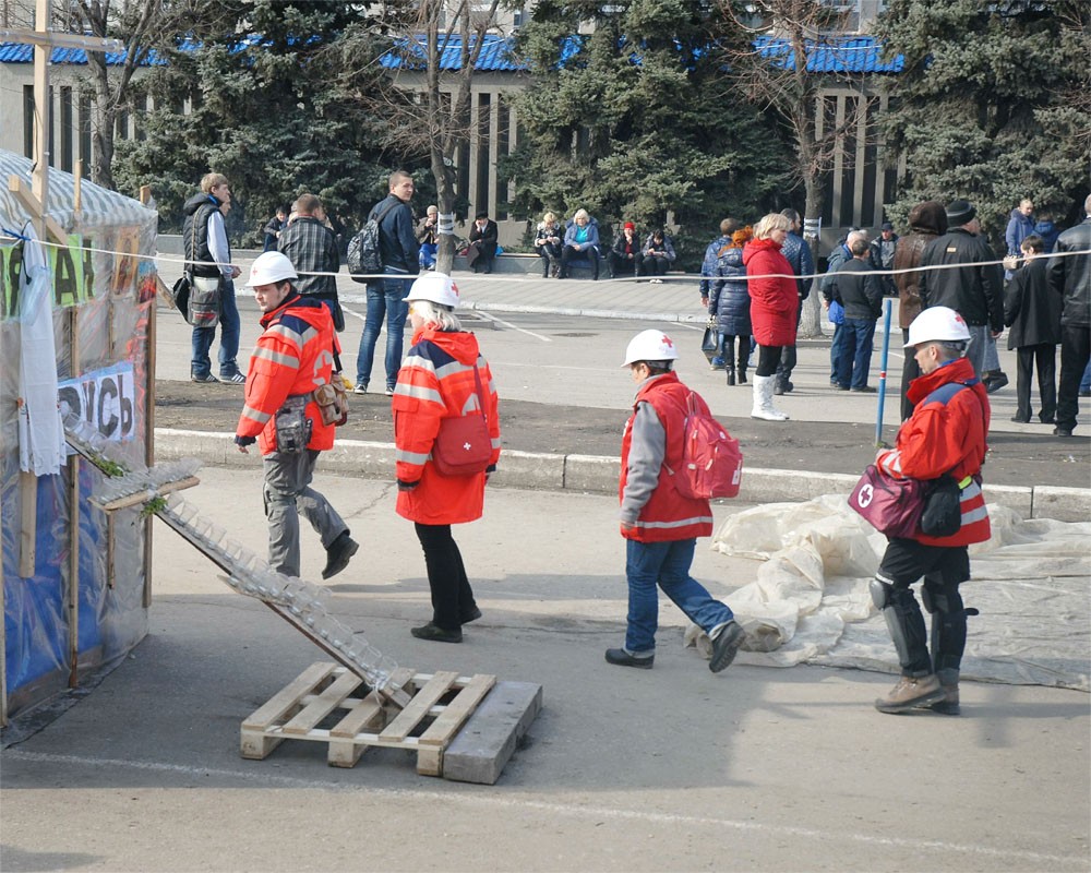 Сотрудники Красного Креста в Луганске