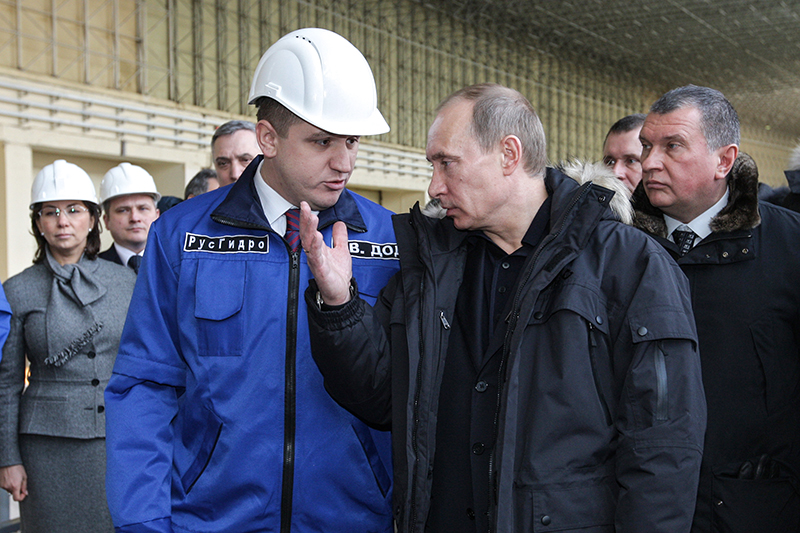 В феврале 2013 года президент Владимир Путин (на первом плане справа) публично раскритиковал главу &laquo;РусГидро&raquo; Евгения Дода (на первом плане слева) за&nbsp;бездействие. По словам Путина, руководство &laquo;РусГидро&raquo; не&nbsp;спешило информировать МВД о&nbsp;том, что&nbsp;при&nbsp;строительстве Загорской ГАЭС-2 у компании &laquo;утащили миллиард&raquo;. По мнению источника &laquo;Ведомостей&raquo;, истинной причиной выволочки была позиция Дода по&nbsp;допэмиссии &laquo;РусГидро&raquo; на&nbsp;50 млрд&nbsp;руб.: Дод не&nbsp;поддержал предложение Игоря Сечина провести ее в&nbsp;пользу&nbsp;&laquo;Роснефтегаза&raquo;
&nbsp;