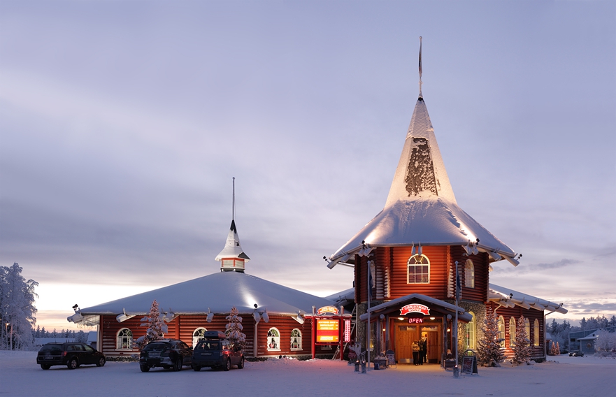 Деревня Йоулупукки под Рованиеми в Лапландии - официальное место жительства Санта-Клауса