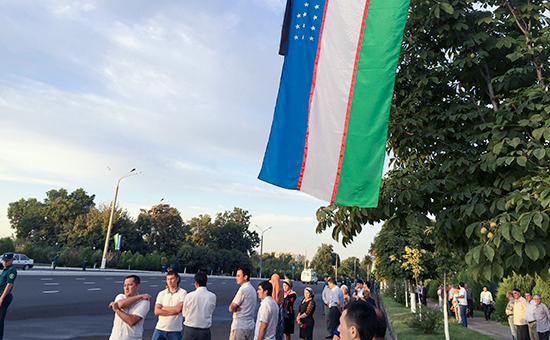Жители Ташкента встречают траурный кортеж


