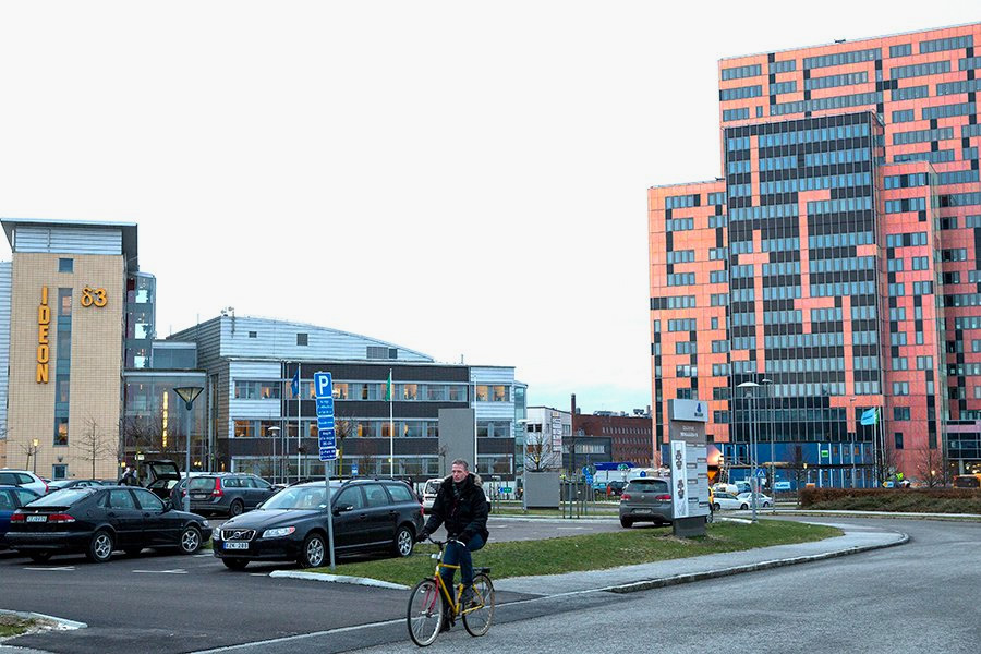 Научный парк IDEON, Швеция

Научный парк в&nbsp;городе Лунд был открыт&nbsp;в 2011 году и&nbsp;стал частью датско-шведской &laquo;Медиконовой долины&raquo;&nbsp;&mdash; международного кластера медико-фармацевтических исследовательских лабораторий, центров клинических испытаний лекарственных препаратов и&nbsp;фармацевтических производств на&nbsp;противоположных берегах пролива Эресунн. Парком управляют компания Ideon&nbsp;AB, а&nbsp;также местный университет и&nbsp;муниципальные власти. Комплекс включает десять зданий с&nbsp;лабораториями и&nbsp;офисами общей площадью около&nbsp;120&nbsp;тыс. кв.&nbsp;м. В научном парке работает более 350 компаний.
