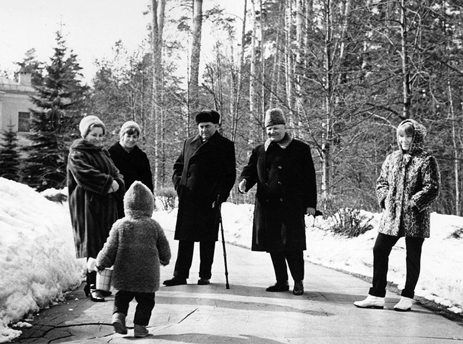 Иван Конев (в центре справа) отдыхает на подмосковной даче с семьей, 1960-е годы.

В годы Великой Отечественной войны Конев командовал Западным, Калининским, Северо-Западным, Степным, 2-м Украинским и 1-м Украинским фронтами
