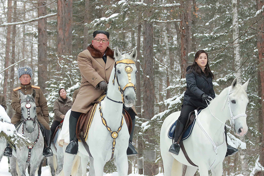 Северокорейского лидера сопровождала его жена Ли Соль Чжу и военачальники