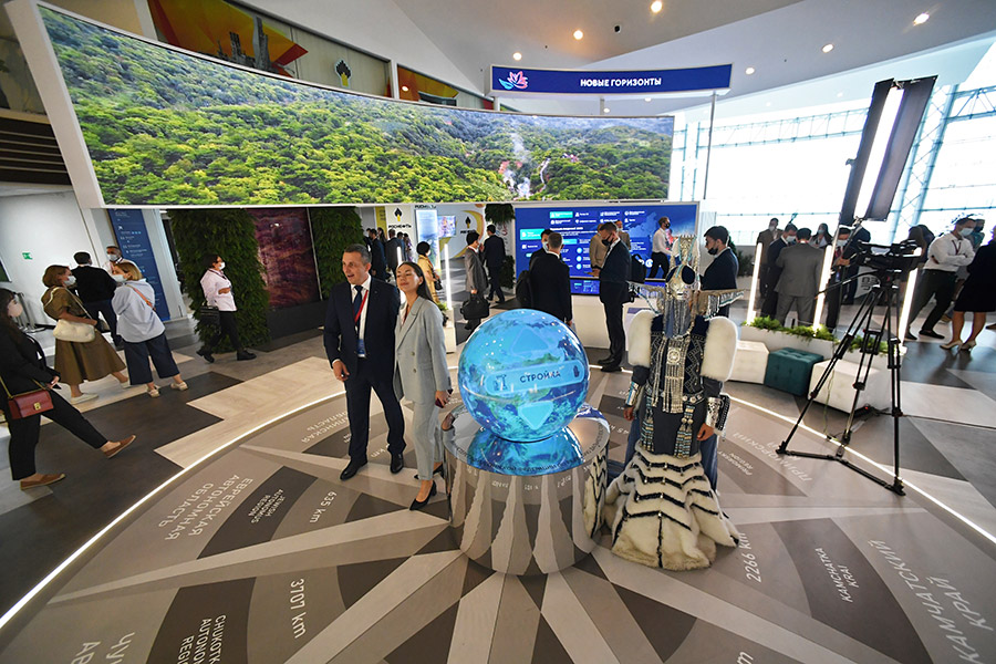 Посетители выставочного пространства ВЭФ-2021 во Владивостоке