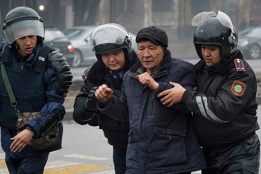 Только в ночь на 5 января полицейские задержали более 200 демонстрантов