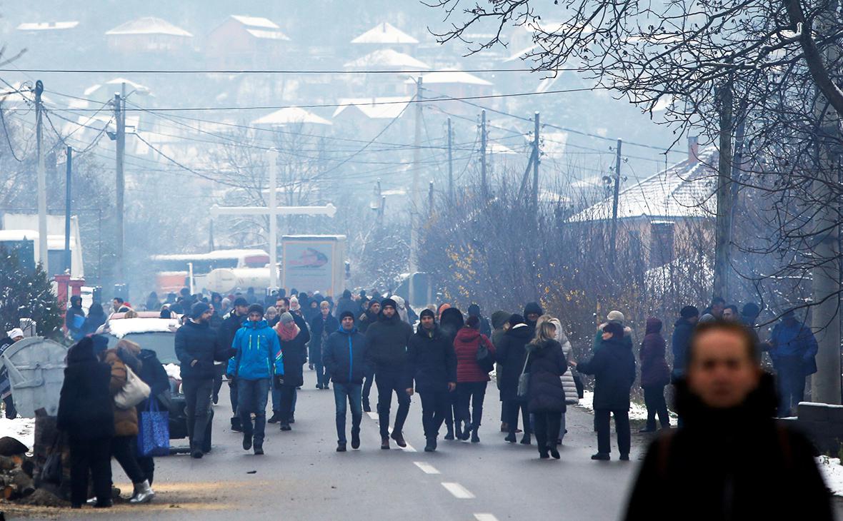 Сербы прорвали оцепление на границе с Косово, но получили отпор полиции"/>













