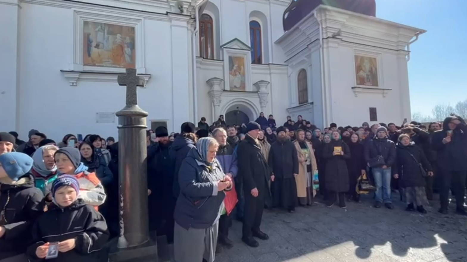 Верующие заблокировали работу комиссии в Киево-Печерской лавре