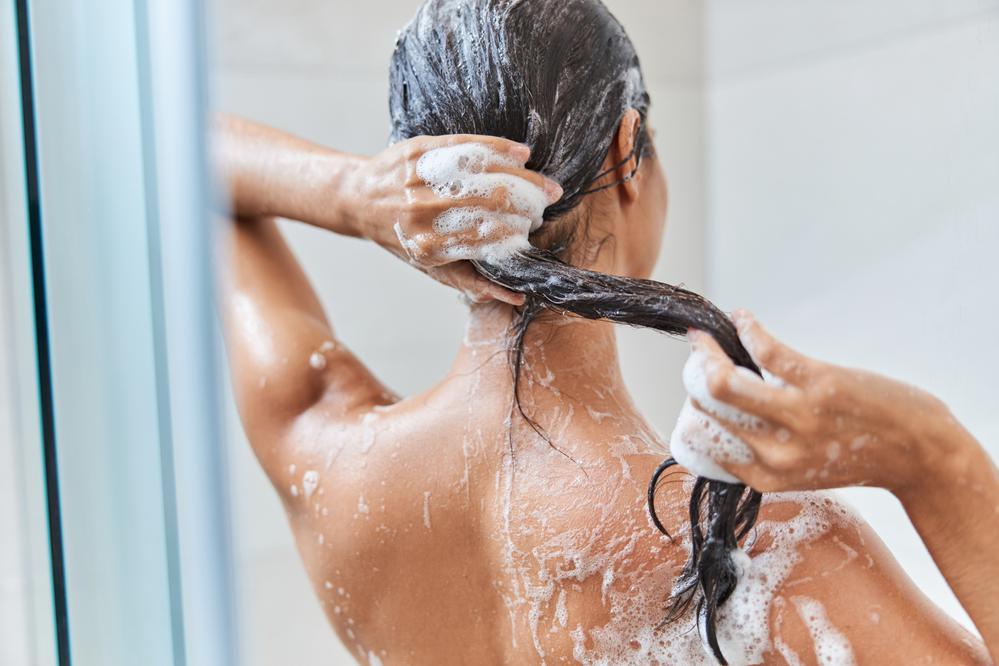 Преждевременное мытье волос приведет к потере идеальных локонов и усилит их пушистость