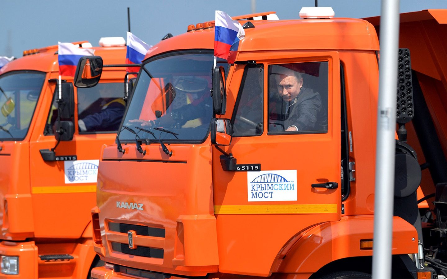 Президент России Владимир Путин открыл регулярное автомобильное движение по Крымскому мосту. В рамках церемонии глава государства проехал за рулем КамАЗа по автомобильной части во главе колонны грузовых автомобилей, 15 мая 2018 года