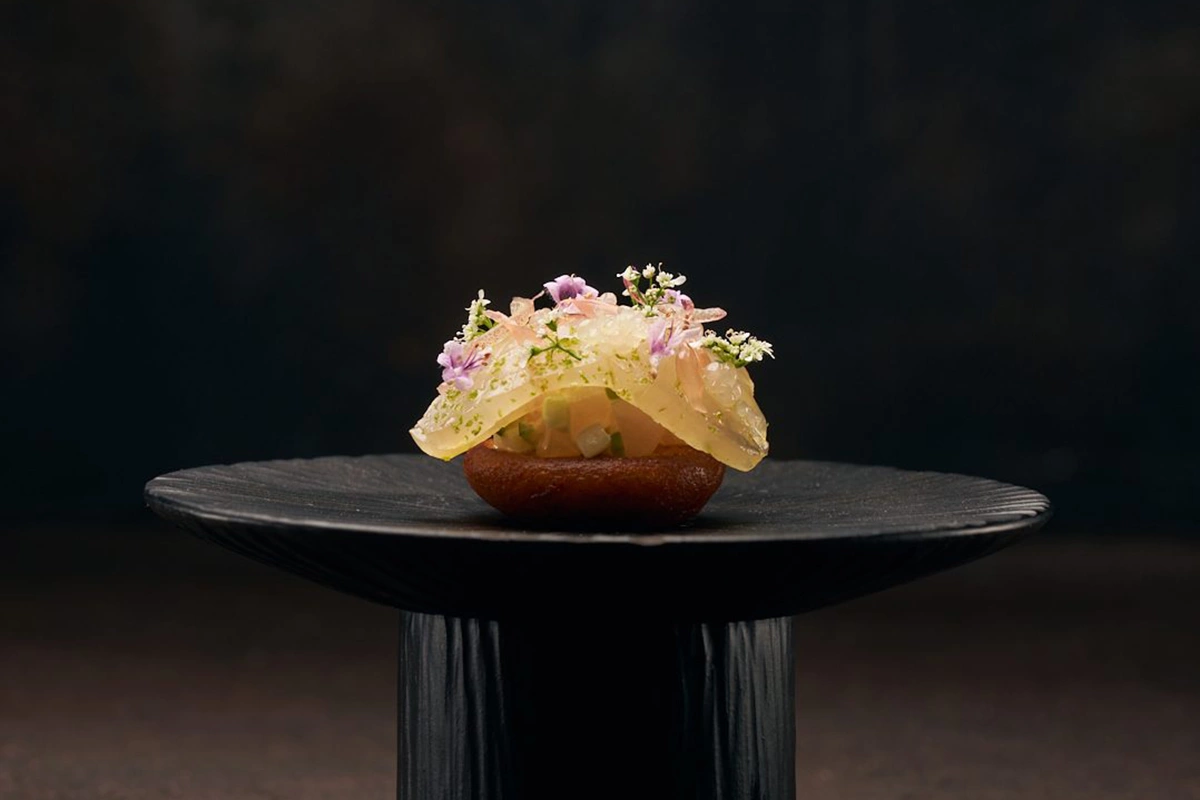 Новичок гида — ресторан FZN шефа Бьорна Францена — получил высшую награду за изысканное сочетание скандинавской и азиатской кухонь, безупречный сервис и внимание к деталям