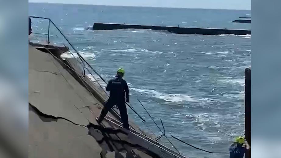 Появились кадры обрушенного в Крыму причала