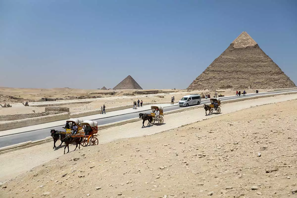 Раньше известняковая облицовка придавала пирамидам гладкую, отполированную поверхность