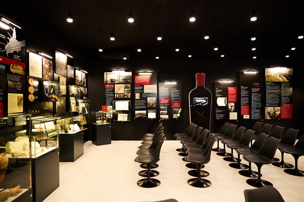 Направление промышленного туризма позволяет предприяютию&nbsp;работать с будущими специалистами, которые проходят обучение. &laquo;Нам помогают экскурсии на наше предприятие, где мы показываем всю специфику работы на промышленном производстве. В этом плане мы активно работаем с ведущими вузами. На протяжении 4-5 лет каждый год к нам на практику приезжает от 5 до 15 человек&raquo;,&nbsp;&mdash; отметил генеральный директор &laquo;Цимлянских вин&raquo; Аскер Хапаев.