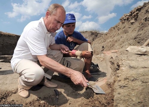 В.Путин посетил лагерь археологов на Таманском полуострове