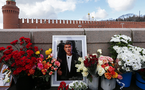 Цветы на&nbsp;Большом Москворецком мосту, где&nbsp;в&nbsp;ночь на&nbsp;28 февраля 2015 года был убит Борис Немцов. 27 февраля 2016 года
