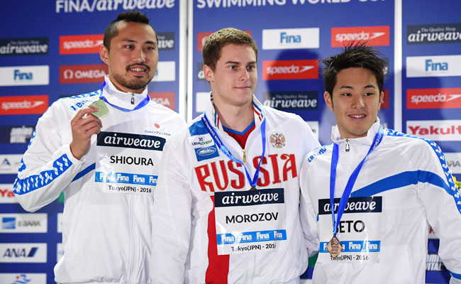 Победитель этапа Кубка мира в&nbsp;Токио Владимир Морозов (в центре) с&nbsp;двумя японскими пловцами&nbsp;&mdash;&nbsp;Синри Сиоурой (слева) и&nbsp;Дайя Сето.