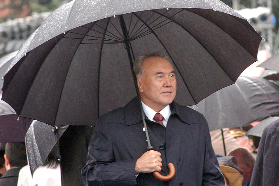 Политик: Нурсултан Назарбаев, Казахстан

Возраст: 76&nbsp;лет. Руководит страной с&nbsp;апреля 1990 года.

26 апреля 2015 года Назарбаев одержал пятую подряд победу на&nbsp;президентских выборах в&nbsp;Казахстане. Его результат составил 97,75%, второй кандидат набрал&nbsp;1,61%.
