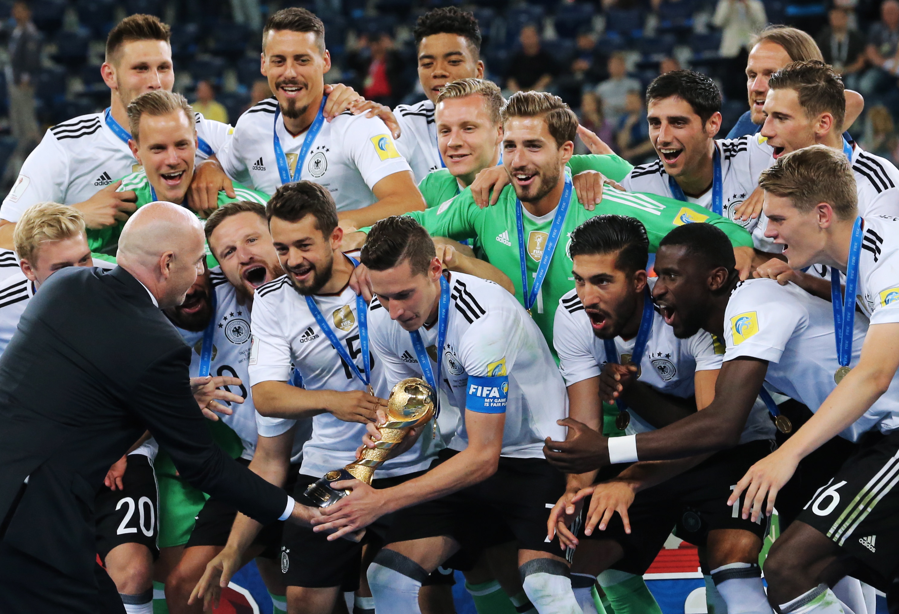 Капитан сборной Германии Юлиан Дракслер получает кубок из рук президента ФИФА Джанни Инфантино