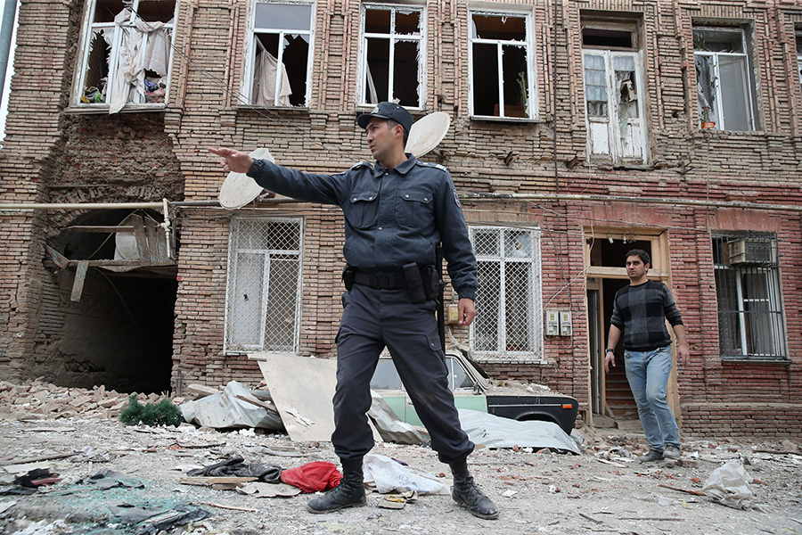 По данным Баку, в результате удара в городе погибли 24 мирных жителя, пострадали больше ста человек.