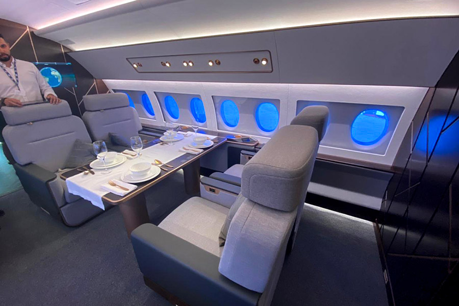 Aurus Business Jet (ABJ) поделен на три изолированных отсека: обеденная комната, переговорная и спальня