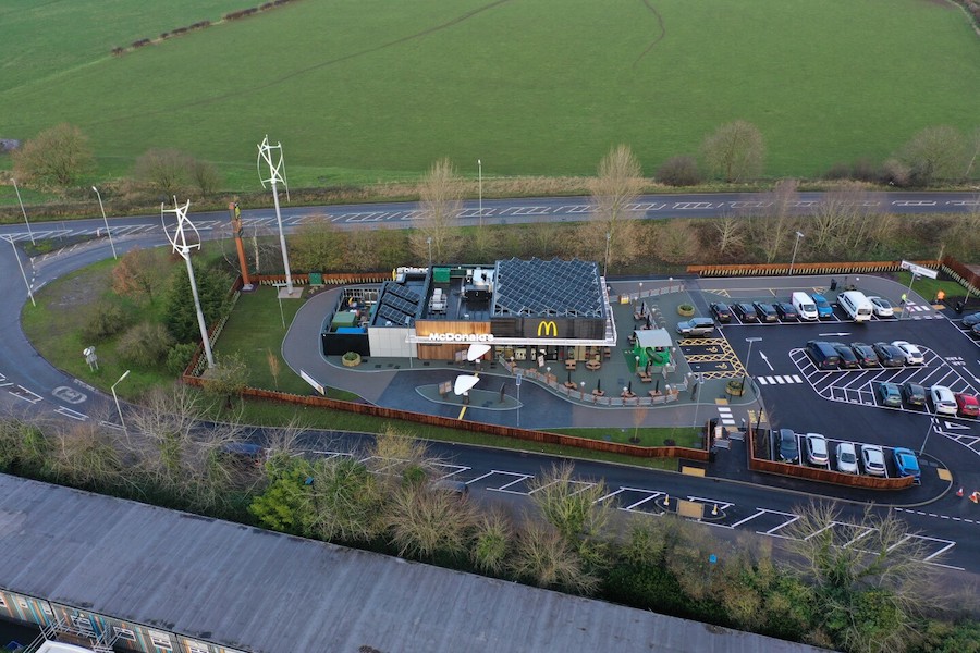 Market Drayton McDonald's оснащен солнечными панелями и ветряными турбинами, которые ежегодно производят 60 МВт&middot;ч&nbsp;&mdash; этого достаточно для снабжения ресторана электроэнергией