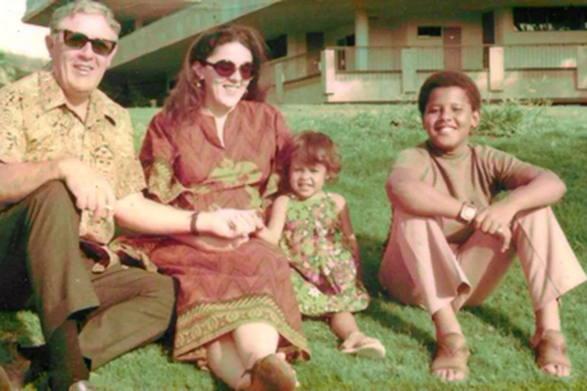 <p>Барак Обама с дедом по материнской линии&nbsp;Стенли Данхэмом, матерью Энн Данхэм&nbsp;и сестрой Маей Суторо в середине 1970-х</p>