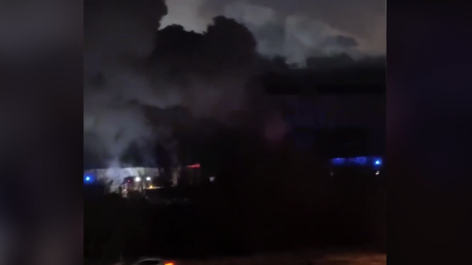 На складе торгового комплекса в центре Омска произошел пожар