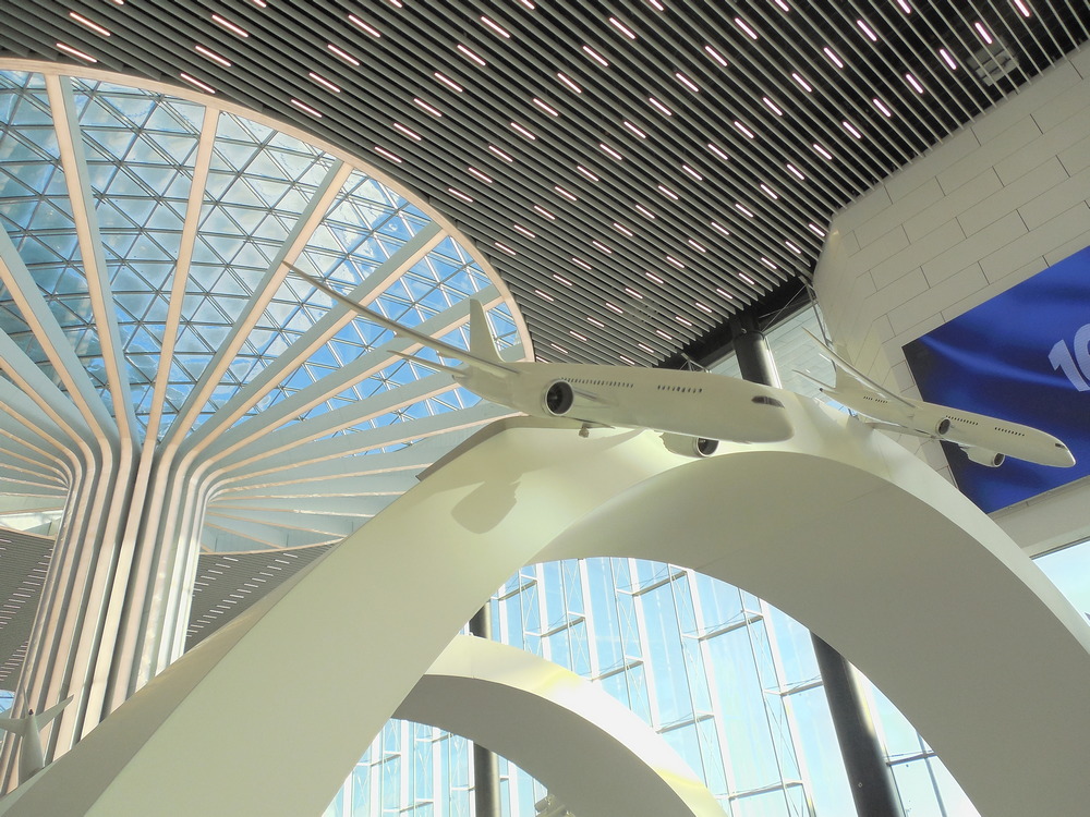 Интерьер терминала&nbsp;украшен инсталляциями на авиационную тематику