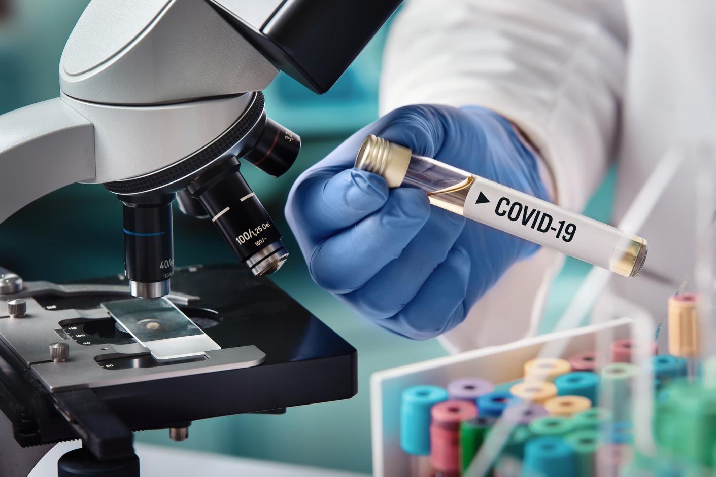Одобренные в настоящее время вакцины против COVID-19, в том числе основанные на индексном вирусе, продолжают обеспечивать защиту от тяжелых заболеваний