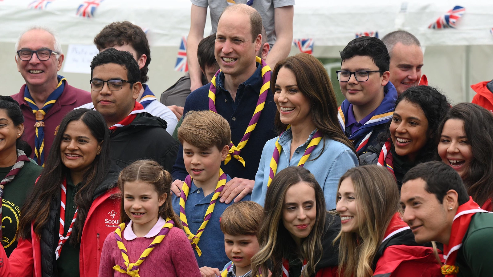 <p>Принц Уильям и Кейт Миддлтон со своими детьми принцем Джорджем, принцессой Шарлоттой и принцем Луи на мероприятии Coronation Big Help Out с местными скаутами в Слау, Великобритания</p>