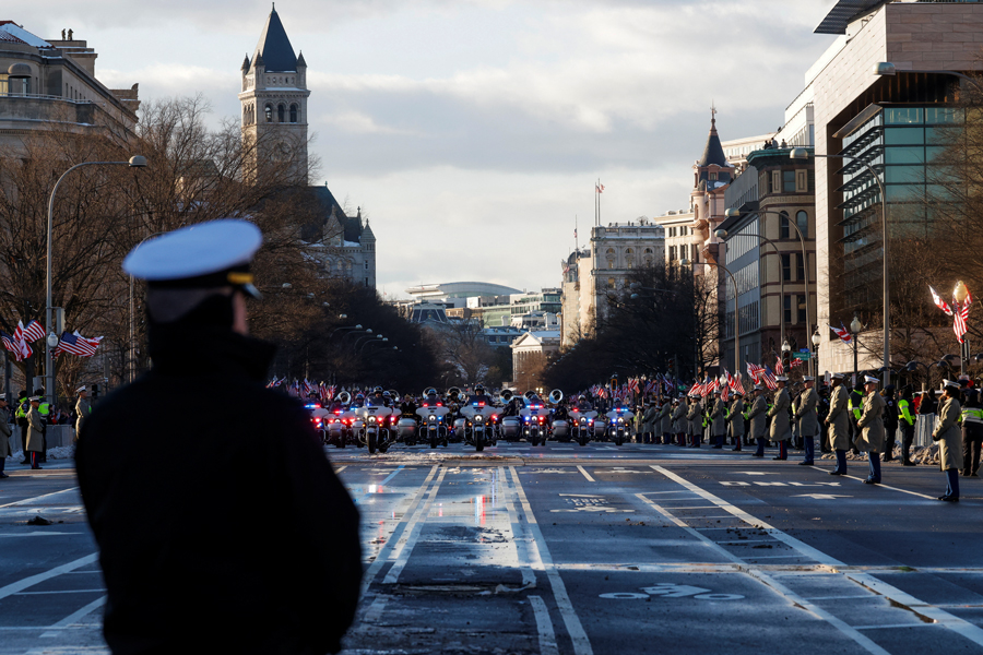 Военные оркестры не менее пяти раз исполняли Hail to the Chief&nbsp;&mdash; личный гимн президентов США. После вступления в должность Картер запретил исполнять эту песню, стремясь быть ближе к народу.